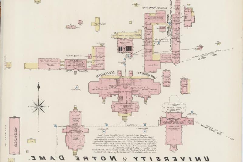 1885年的大学主楼地图显示，左右两翼是宿舍. 它还显示了左边的建筑是圣十字修女院. 后来，这座标有印刷和邮寄的建筑将更名为布朗森大厅.